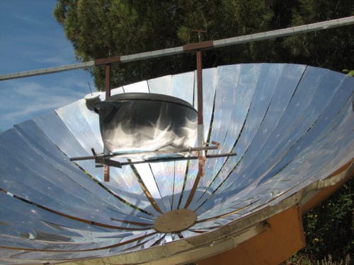 Cuiseur solaire parabolique en action