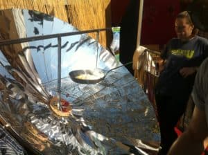 Parabole solaire pour cuire une omelette