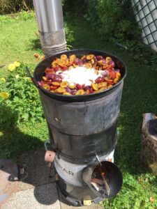 Poêle rocket confiture cuisine feu de bois low tech